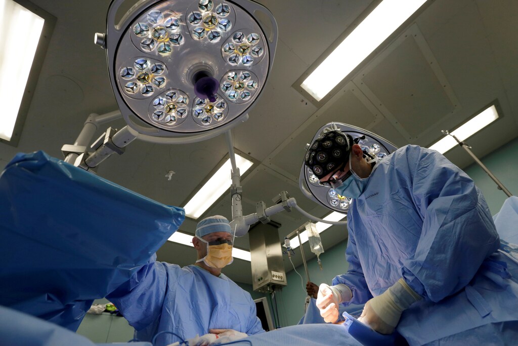 A medical team performs an inguinal hernia surgery in an operating room on US Navy hospital ship the USNS Comfort, off the coast of Riohacha, Colombia November 27, 2018. Picture taken November 27, 2018. REUTERS/Luisa Gonzalez - RC19EC0B0560