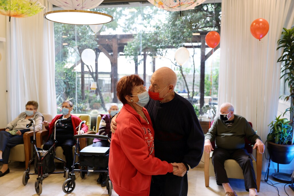 Residents of an assisted living facility dance after receiving their booster shots of the vaccination against the coronavirus disease (COVID-19), in Netanya, Israel January 19, 2021. REUTERS/Ronen Zvulun TPX IMAGES OF THE DAY - RC2YAL95BYWL