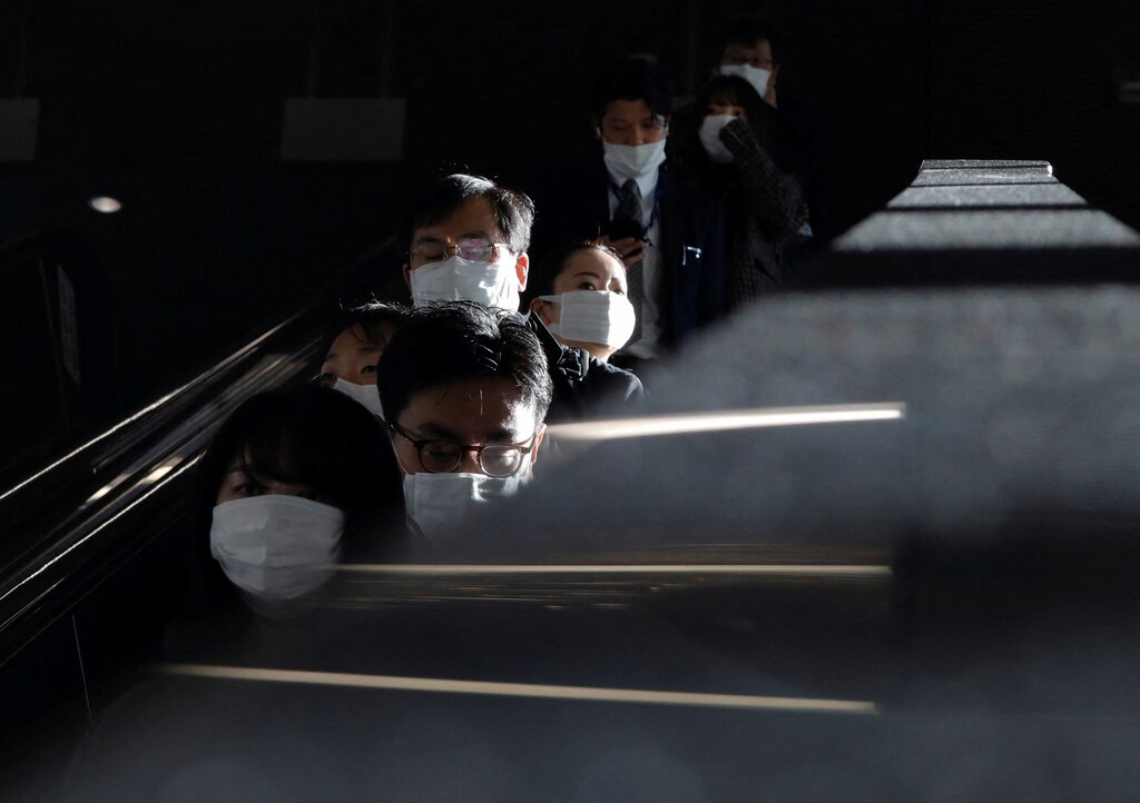 Passengers wearing protective face masks are pictured at a train station, amid the coronavirus disease (COVID-19) pandemic, in Tokyo, Japan, January 7, 2022. REUTERS/Issei Kato