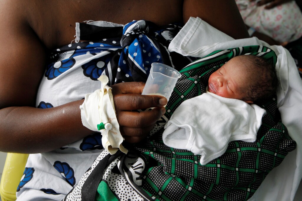 Sarah Wanjiku feeds her baby with human milk donated at the Human Milk Bank at the Pumwani Maternity Hospital in Nairobi, Kenya October 17, 2019. Picture taken October 17, 2019. REUTERS/Njeri Mwangi - RC1CF78B24D0