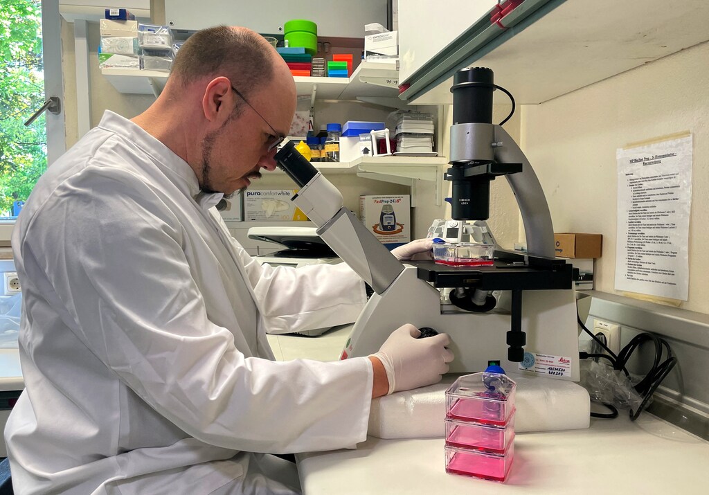 Head of the Institute of Microbiology of the German Armed Forces Roman Woelfel works in his laboraty in Munich, May 20, 2022, after Germany has detected its first case of monkeypox. REUTERS/Christine Uyanik