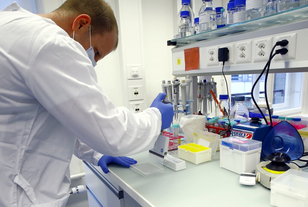 A laboratory technician is seen at the Inselspital Universitaetsspital Bern university hospital during researches for a vaccine against the coronavirus disease (COVID-19) in Bern, Switzerland April 22, 2020. Picture taken April 22, 2020. REUTERS/Arnd Wiegmann - RC29EG9SEVTN