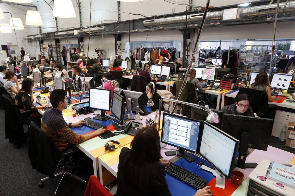 Employees work in front of their computers at the Vente-Privee.com company's headquarters in Saint-Denis near Paris October 24, 2013. REUTERS/Charles Platiau (FRANCE - Tags: BUSINESS) - RTX14MDG