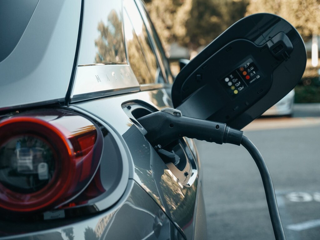 Un vehículo eléctrico en una estación de recarga.