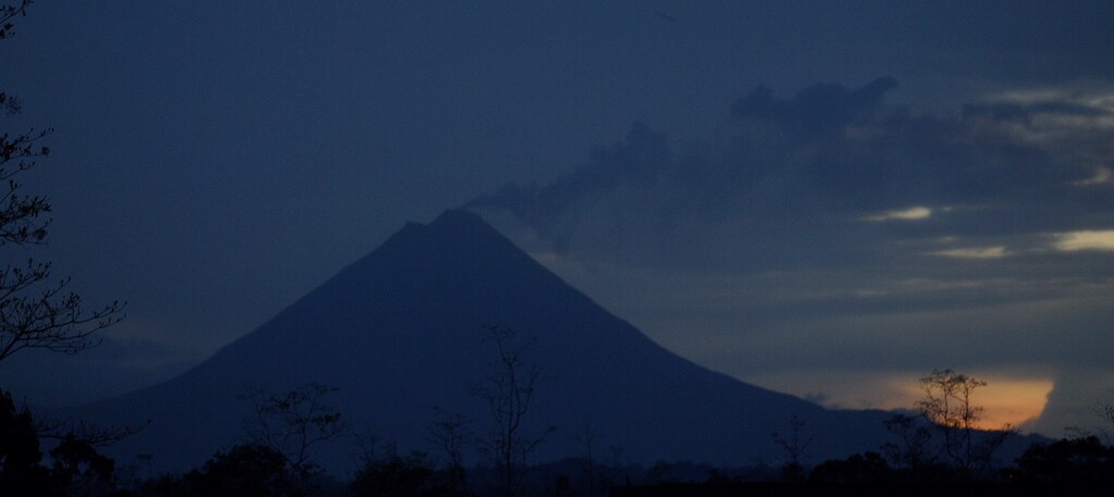 The Arenal volcano is seen from Los Chiles de San Carlos 300km (187,5 miles) the north of San Jose May 22, 2008. REUTERS/Juan Carlos Ulate (COSTA RICA) - RTX62AM