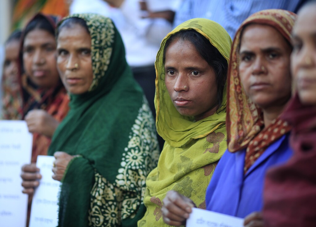 Employees of Grameen Bank form a human chain in front of their central office after a court upheld an order removing Nobel laurate Muhammad Yunus as head of the microlending bank he founded, in Dhaka March 8, 2011. A Bangladeshi court on Tuesday upheld an order removing Nobel Peace Prize winner Muhammad Yunus as head of the microlending bank he founded, a move seen as part of a government vendetta over his political ambitions. REUTERS/Andrew Biraj (BANGLADESH - Tags: BUSINESS CRIME LAW) - RTR2JLYB