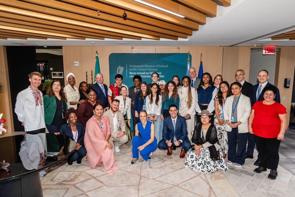 Una foto grupal de personas que asisten a una reunión de desayuno en la Misión de Irlanda vs. la conmemoración del Programa de Acción Mundial para la Juventud (WPAY): el liderazgo juvenil en la ONU y la participación institucional de la juventud han avanzado
