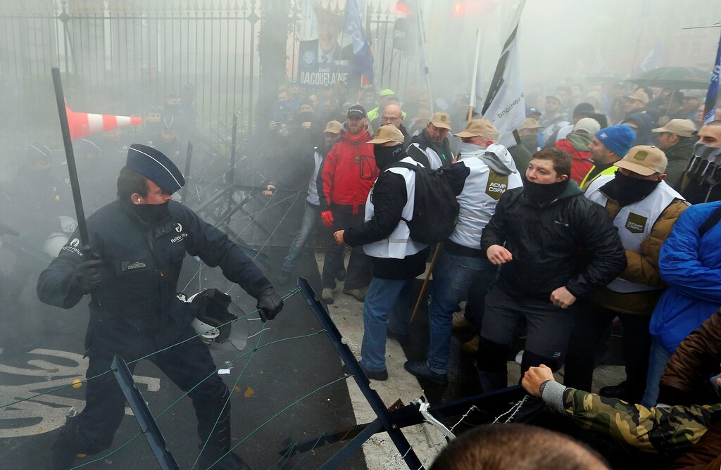 Belgian soldiers scuffle with police officers during a protest against planned pension reforms in central Brussels, Belgium, November 15, 2016. REUTERS/Yves Herman - D1BEUMZGXLAB