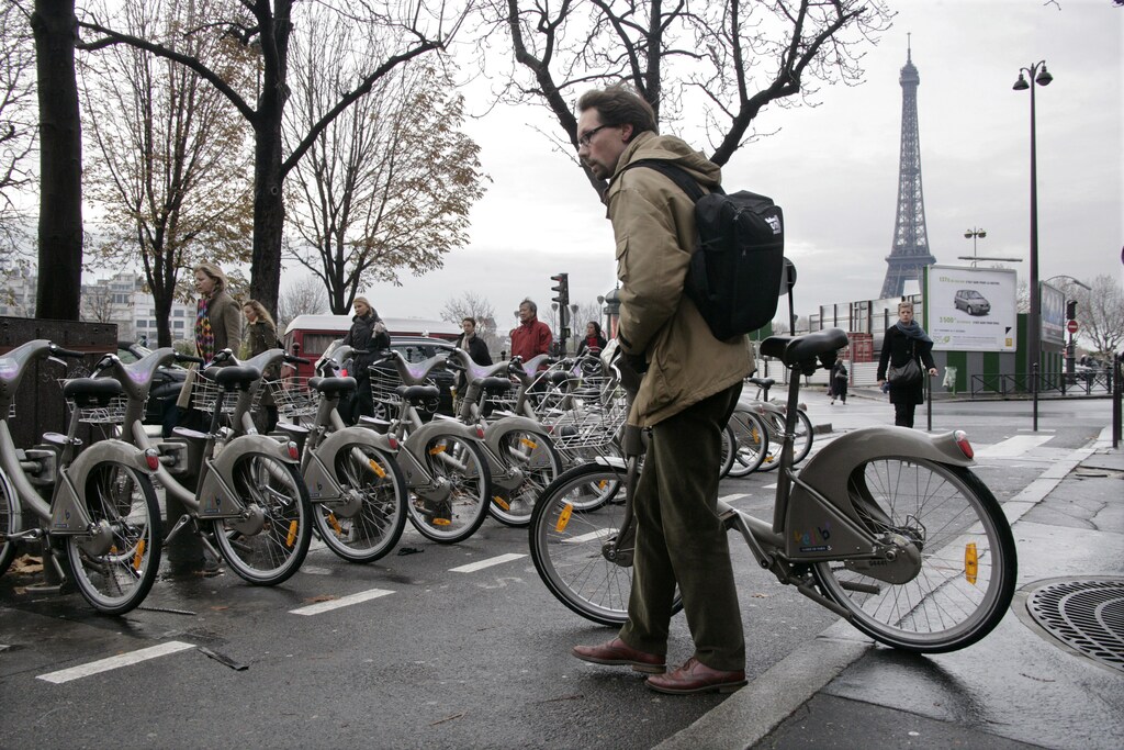 A Paris commuter checks a Velib self-service public bicycle into a distribution point during a continuing transport strike against pension reforms, November 20, 2007. Nationwide protests over issues ranging from pension reform to the cost of living disrupted schools, trains, postal services and airports. They are the biggest threat to Sarkozy's planned reforms since he was elected president in May. REUTERS/Mal Langsdon (FRANCE) - GM1DWQFWUDAA
