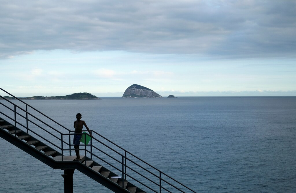 A kid holds a kite atop a pedestrian bridge over Niemeyer avenue in Vidigal slum during the coronavirus disease (COVID-19) outbreak, in Rio de Janeiro, Brazil, April 1, 2020. REUTERS/Ricardo Moraes - RC2YVF9K9JOV