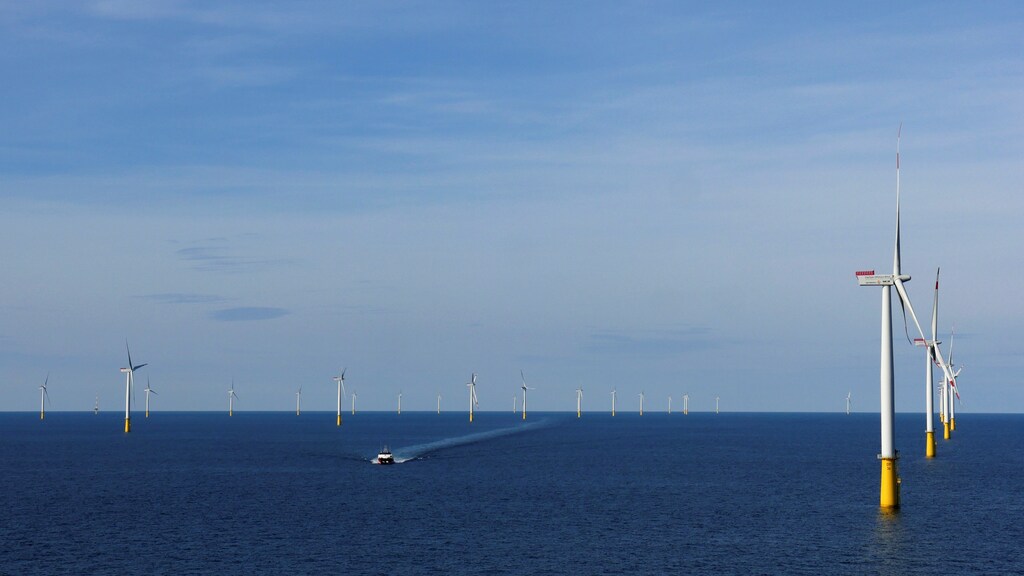 A boat sails past DanTysk wind farm, 90 kilometres west of Esbjerg, Denmark, September 21, 2016. Picture taken September 21, 2016. To match EUROPE-OFFSHORE/WINDPOWER REUTERS/Nikolaj Skydsgaard - RTX2TXDD