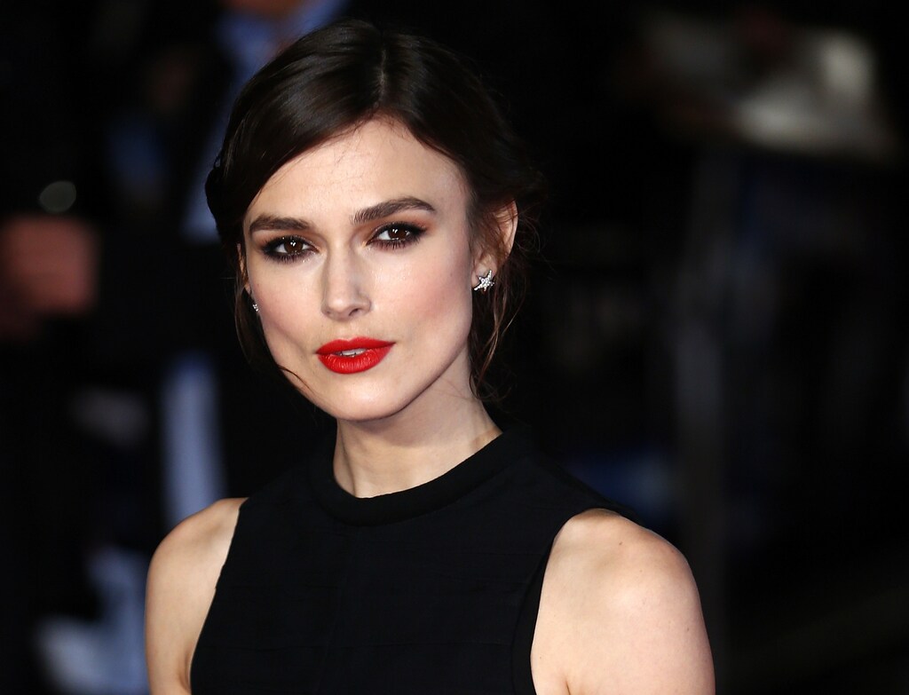 Actress Keira Knightley poses for photos at the European Premiere of "Jack Ryan: Shadow Recruit" in Leicester Square, central London January 20, 2014. REUTERS/Andrew Winning (BRITAIN - Tags: ENTERTAINMENT) - GM1EA1L07NP01