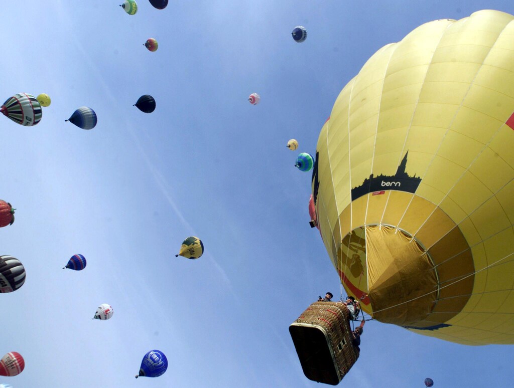A hundred hot air balloons take to the sky at Belp, October 27, 2001.