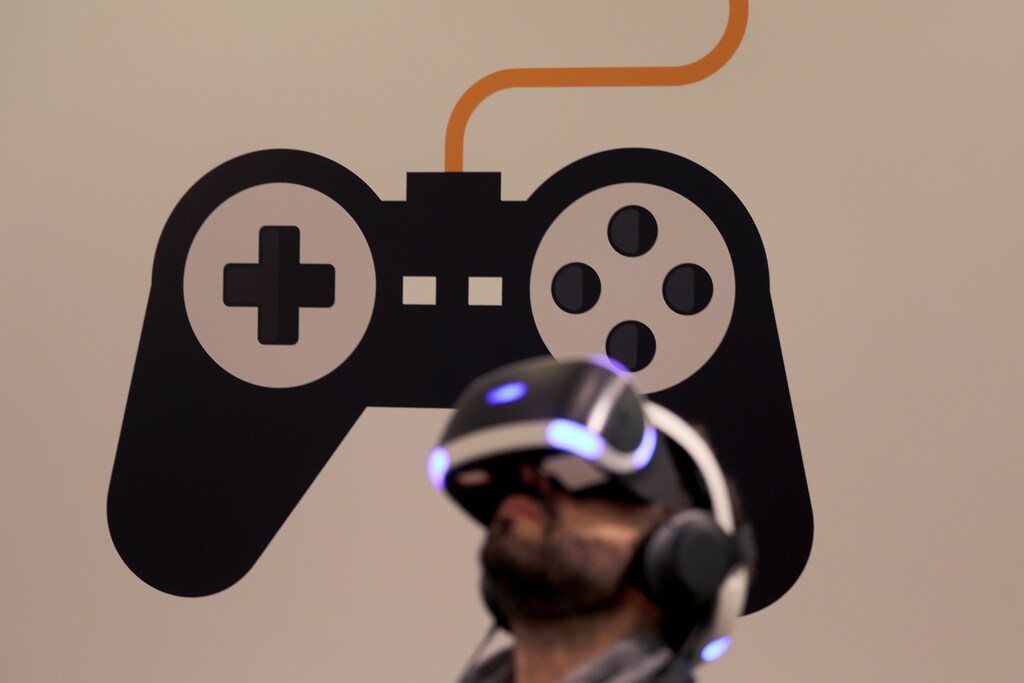 A member of the media checks out Sony's Playstation 4 VR device during the presentation of Amazon's first pop-up store in Spain in an old building in one of prime shopping districts in Madrid, Spain, November 21, 2018. REUTERS/Sergio Perez - RC1717CADDC0