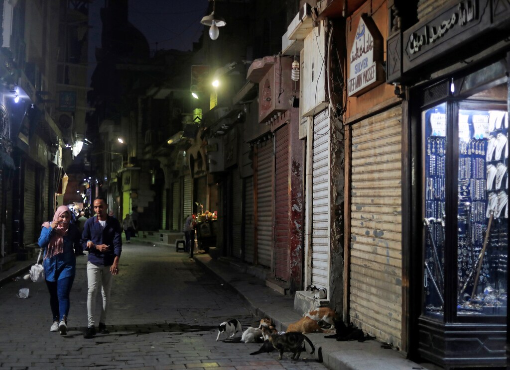 People walk past closed shops at the gold market street following the outbreak of the coronavirus disease (COVID-19), in old Cairo, Egypt July 26, 2020. Picture taken July 26, 2020. REUTERS/Amr Abdallah Dalsh - RC2O1I9EWBEJ