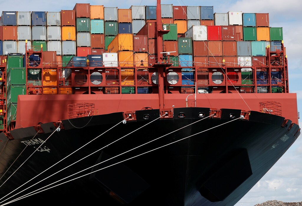 Shipping containers are stacked on a cargo ship in the dock at the ABP port in Southampton, Britain August 16, 2017. Picture taken August 16, 2017. REUTERS/Peter Nicholls - RC11AF2FBAD0