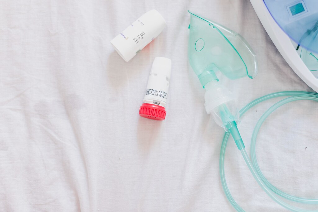 A nebuliser machine and a dry powder inhaler