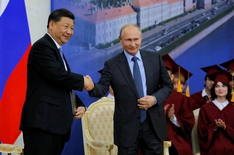 Chinese President Xi Jinping and Russian President Vladimir Putin shake hands during the ceremony of presenting Xi Jinping with a degree from the St. Petersburg State University at the St. Petersburg International Economic Forum (SPIEF) in St. Petersburg, Russia, June 6, 2019. Dmitri Lovetsky/Pool via REUTERS - RC1D2DA033E0