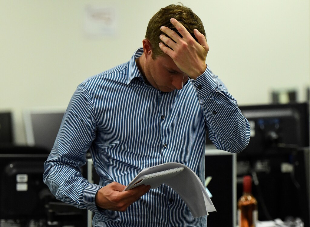 An ETX Capital trader reacts as he watches the results for Britain's election in London, June 8, 2017. REUTERS/Clodagh Kilcoyne - RC150313F8E0