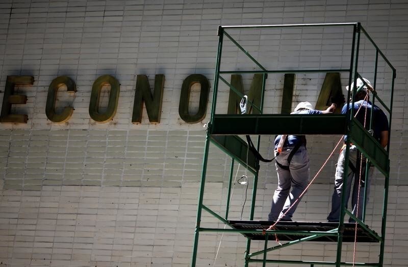 Employees install name-plate of the Ministry of the Economy at the old Ministry of Labour and Employment building in Brasilia, Brazil January 3, 2019. REUTERS/Adriano Machado - RC1A92F2B5A0