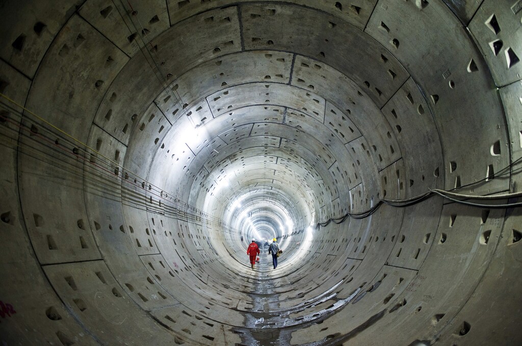 Workers walk along a tunnel of a subway construction site in Changsha, Hunan province, China, October 11, 2015. Picture taken October 11, 2015. REUTERS/Stringer/File Photo CHINA OUT. NO COMMERCIAL OR EDITORIAL SALES IN CHINA - RTX2JPFH