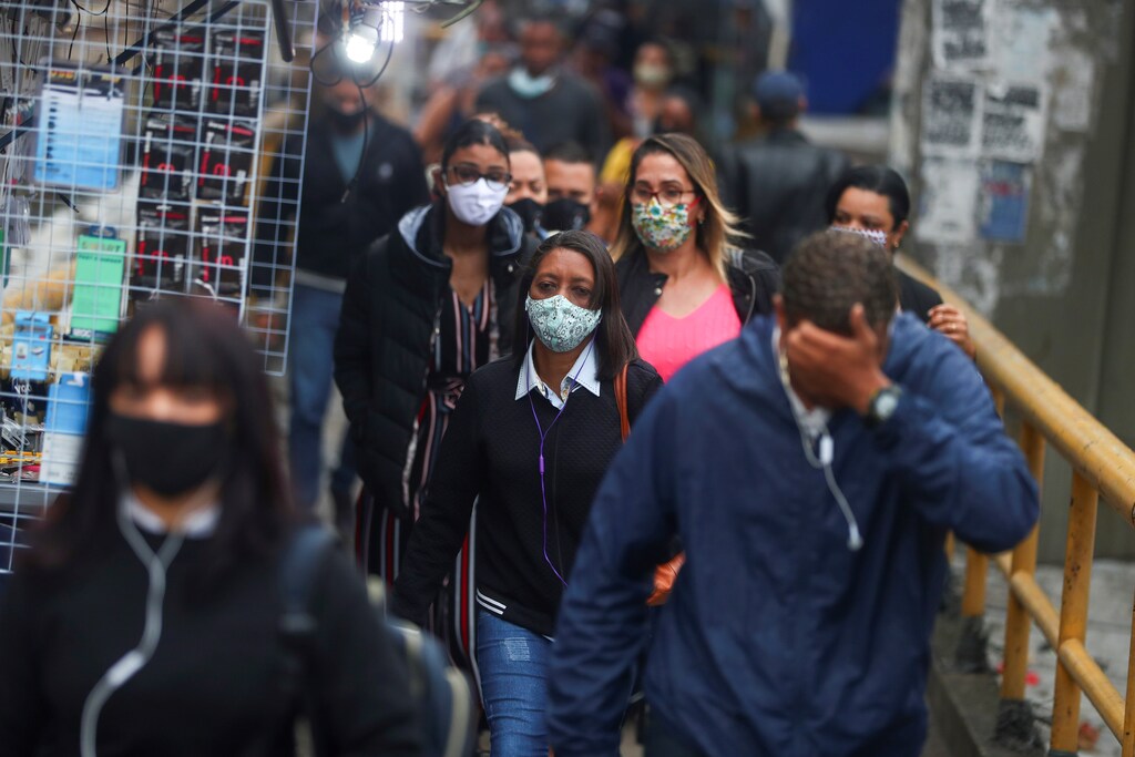 Commuters walk towards to a metro station, amid the coronavirus disease (COVID-19) outbreak, in Rio de Janeiro, Brazil July 16, 2020. REUTERS/Pilar Olivares - RC2FUH953X6X