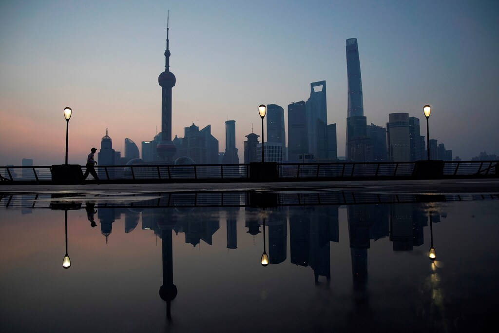 A security guard walks on the bund in front of the financial district of Pudong in Shanghai, China July 27, 2017. REUTERS/Aly Song - RTX3D23T