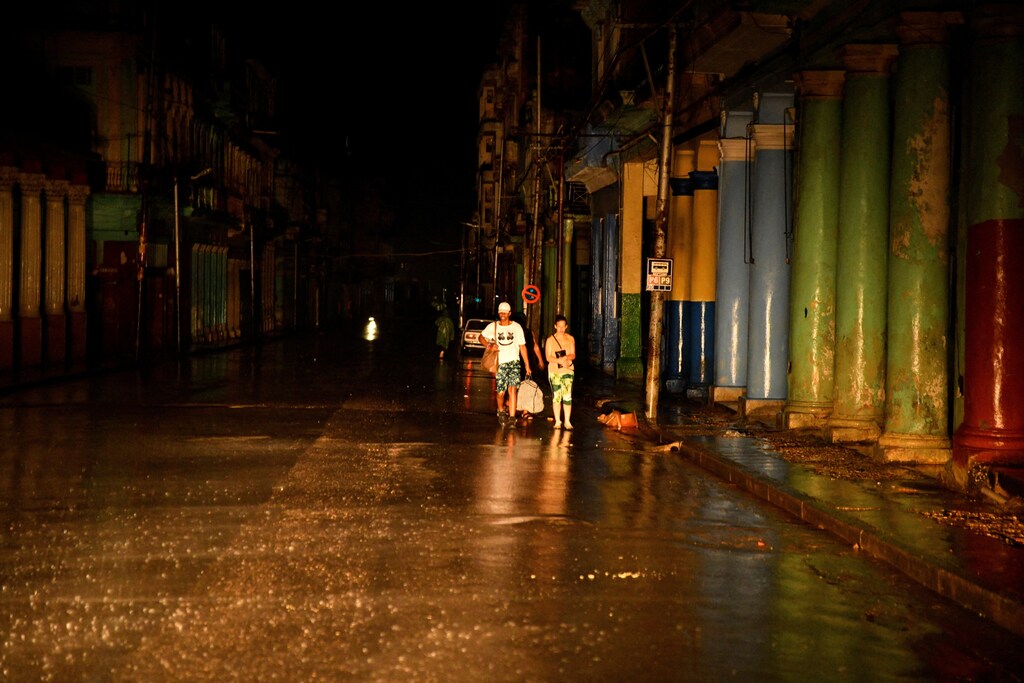 Residentes caminan por una calle sin electricidad en La Habana, Cuba, en medio de un apagón total causado por el paso del huracán Rafael el 6 de noviembre de 2024.