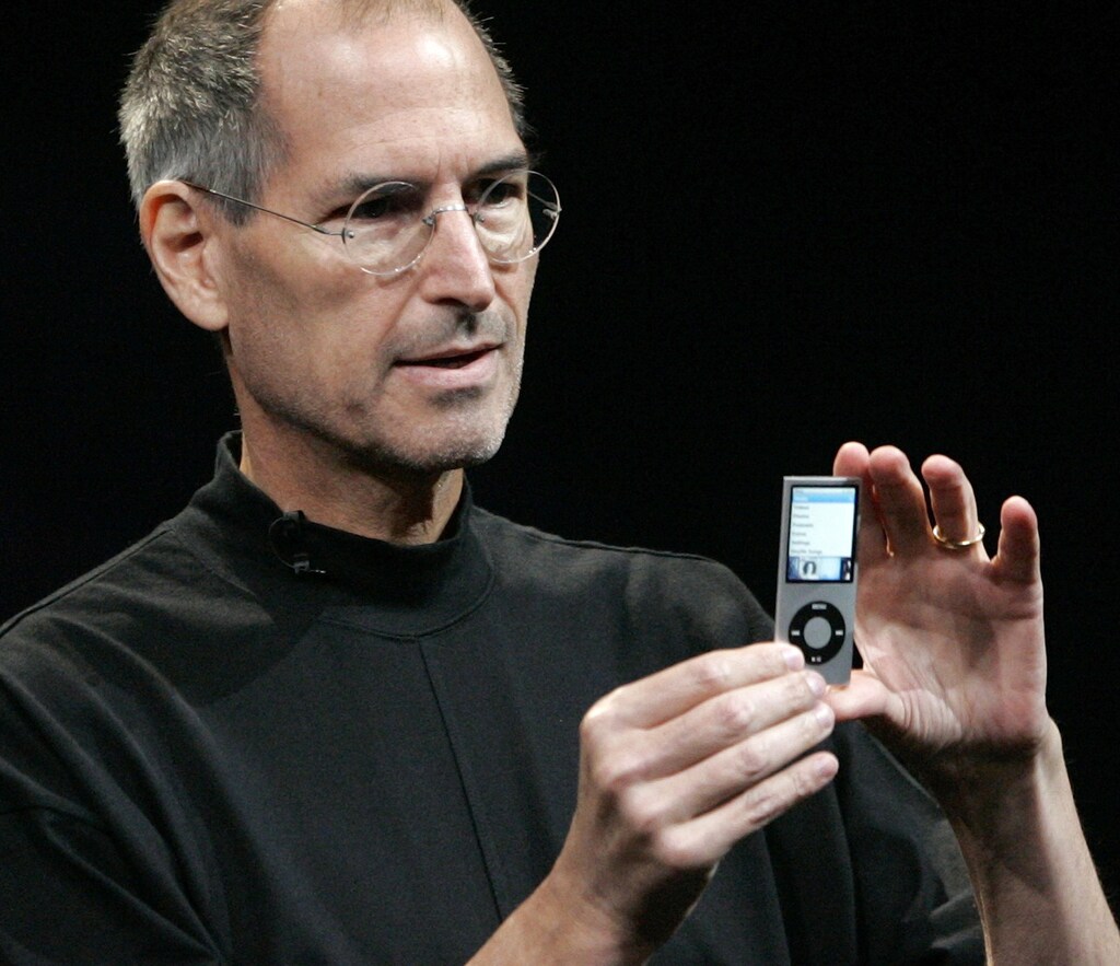 Apple Inc CEO Steve Jobs displays a redesigned iPod Nano at Apple's "Let's Rock" media event in San Francisco, California September 9, 2008. REUTERS/Robert Galbraith (UNITED STATES) - RTX8LN2