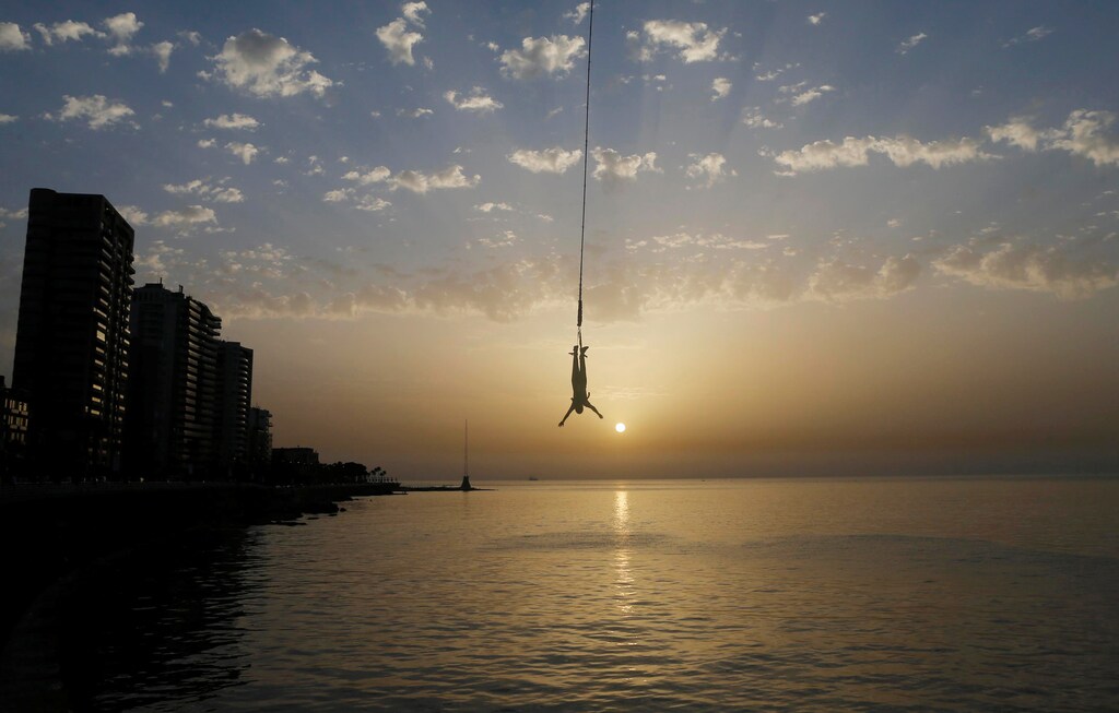 A person makes a bungee jump on Beirut's Corniche, Lebanon, June 4, 2016. REUTERS/Mohamed Azakir - RTSG176