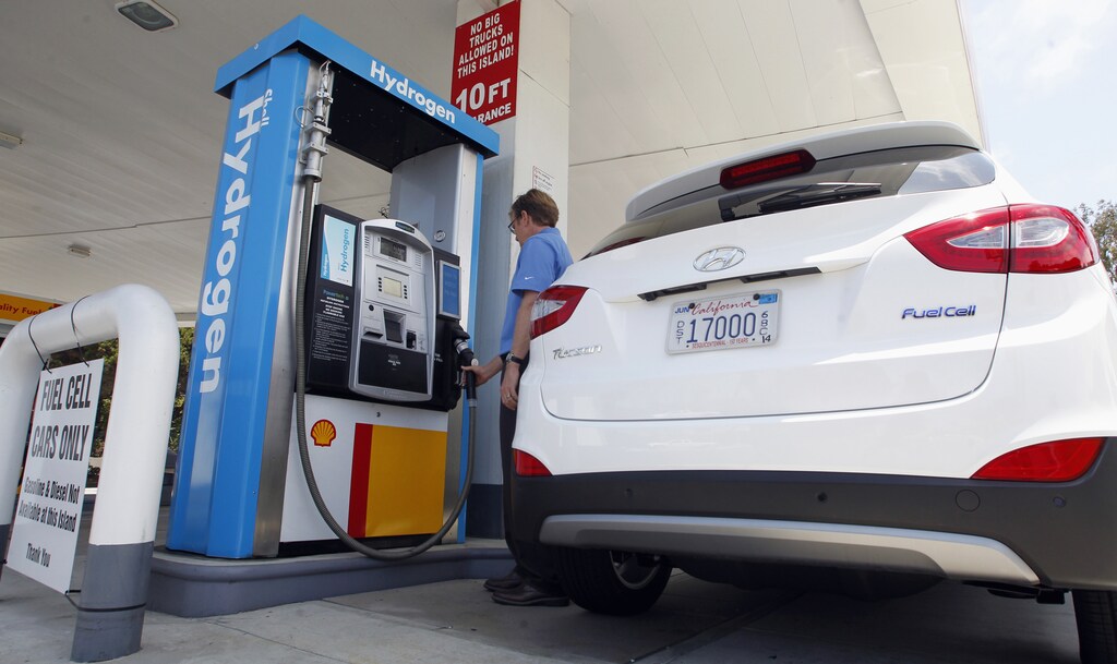 A Hyundai Tucson hydrogen fuel cell electric vehicle (FCEV) is filled at the pump by Derek Joyce in a photo op in Newport Beach, California June 9, 2014. The Tucson FCEV will be released this week and represents the next generation of electric vehicles that creates its own electricity, on-board, from hydrogen with zero greenhouse-gas emissions, emitting only water vapor.