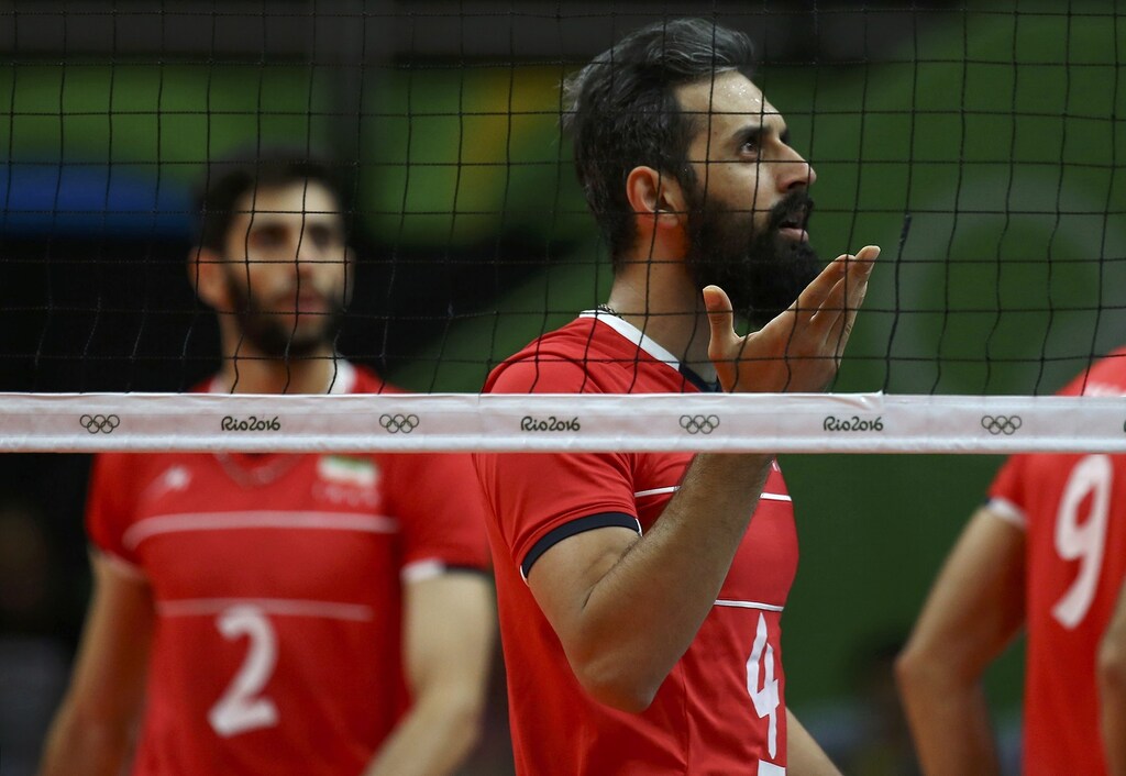 2016 Rio Olympics - Volleyball - Men's Preliminary - Pool B Argentina v Iran - Maracanazinho - Rio de Janeiro, Brazil - 07/08/2016. Mir Saeid Marouflakrani (IRI) of Iran complains with a referee. REUTERS/Marcelo del Pozo FOR EDITORIAL USE ONLY. NOT FOR SALE FOR MARKETING OR ADVERTISING CAMPAIGNS. - RTSLP92