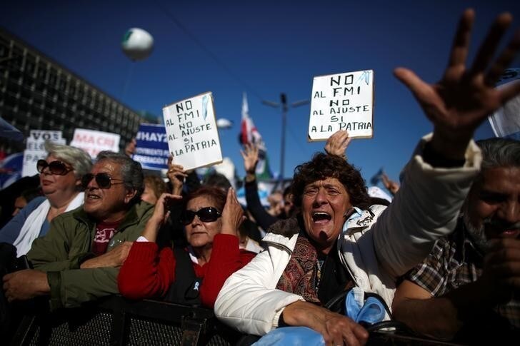 Demonstrators shout slogans during a protest against the government's negotiations with the International Monetary Fund (IMF) over economic measures taken by Argentine President Mauricio Macri's government in Buenos Aires, Argentina, May 25, 2018. REUTERS/Agustin Marcarian