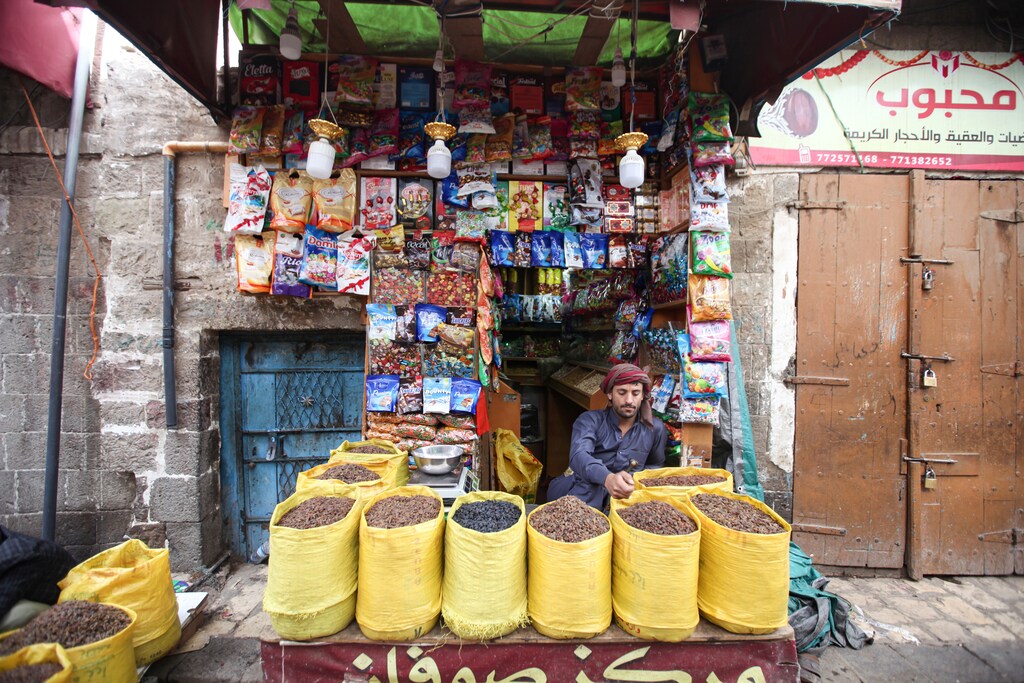 Un vendedor de especias espera a los clientes durante los preparativos para el mes sagrado del Ramadán en medio de las preocupaciones por la propagación de la enfermedad coronavirus (COVID-19), en Sanaa, Yemen, el 22 de abril de 2020.