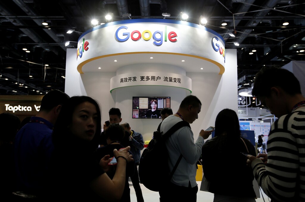 People visit Google's booth at the Global Mobile Internet Conference (GMIC) 2017 in Beijing, China April 28, 2017. REUTERS/Jason Lee - RTS14A91
