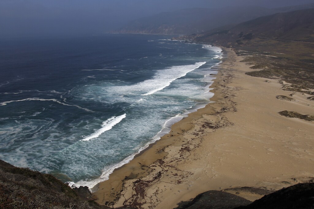 View of the Pacific Ocean and coastline at the Point Sur State Historical Park north of Big Sur, California, October 22, 2013. REUTERS/Michael Fiala (UNITED STATES) - GM1E9AN0GEP01