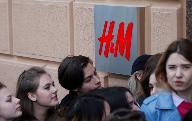People queue outside the Swedish fashion retailer Hennes & Mauritz (H&M) store on its opening day in central Moscow, Russia, May 27, 2017. REUTERS/Maxim Shemetov - RC1758942800