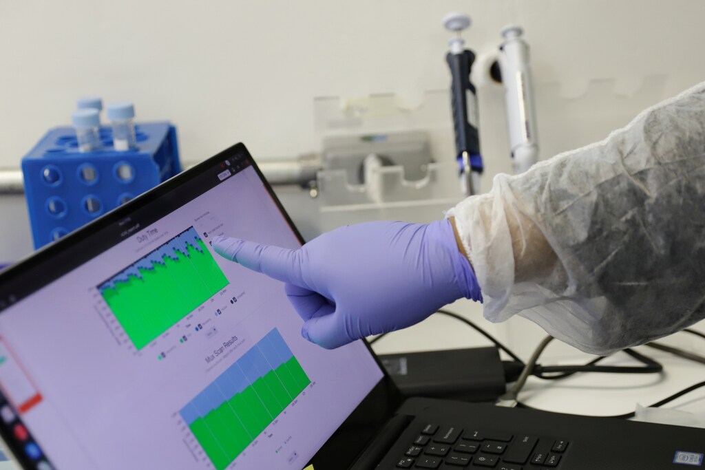 A scientist points to a computer screen showing a graphic of the coronavirus DNA sequencing at the Tropical Medicine Institute of the Sao Paulo University Medical School in Sao Paulo, Brazil March 2, 2020. REUTERS/Rahel Patrasso - RC2ZBF9WWNHN