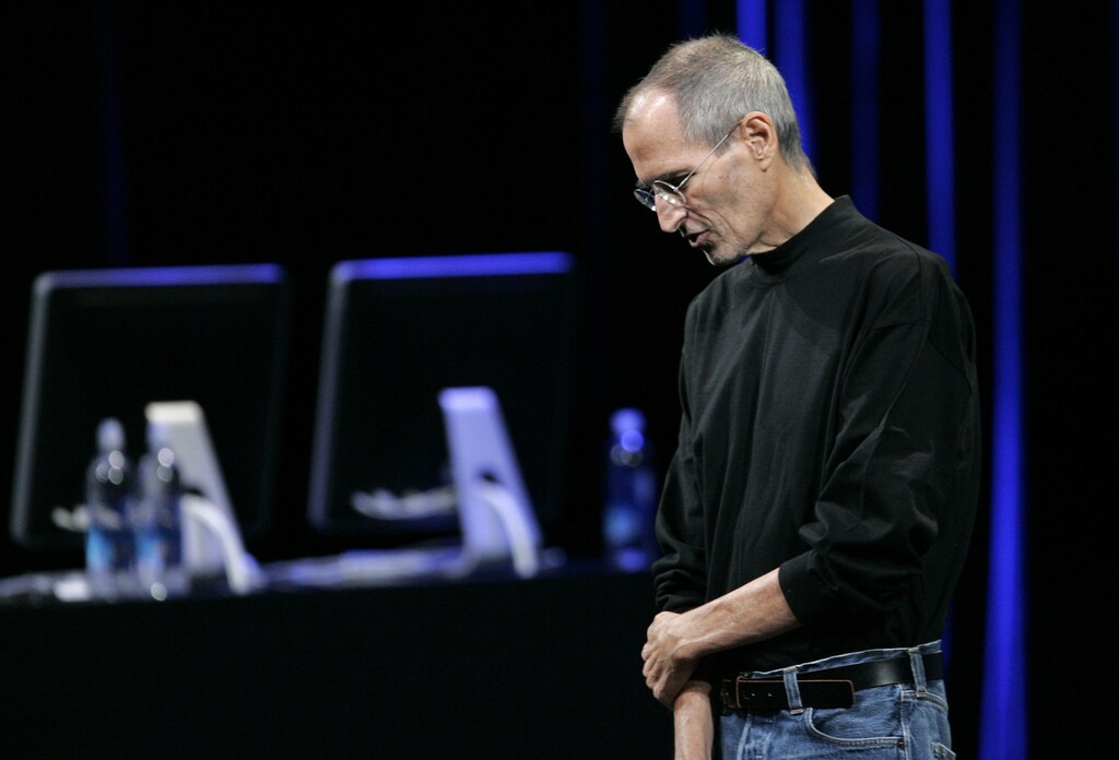 Apple Inc Chief Executive Steve Jobs takes the stage at a special event in San Francisco September 9, 2009. Charismatic showman Jobs, who traditionally orchestrates Apple's media showcases, made his first public appearance after returning from medical leave in June. REUTERS/Robert Galbraith (UNITED STATES SCI TECH) - RTR27MGM