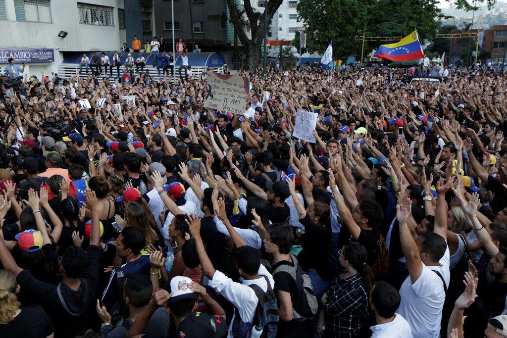 Opposition supporters and students take part in a tribute to Juan Pablo Pernalete, who died after being hit by a tear gas shot during a protest against Venezuelan President Nicolas Maduro, in Caracas, Venezuela April 27, 2017. REUTERS/Marco Bello - RTS148XL