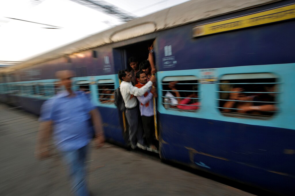 Passengers travel in an overcrowded train at Ghaziabad railway station on the outskirts of New Delhi, India, April 20, 2017. Picture taken April 20, 2017. REUTERS/Adnan Abidi - RTS1499N