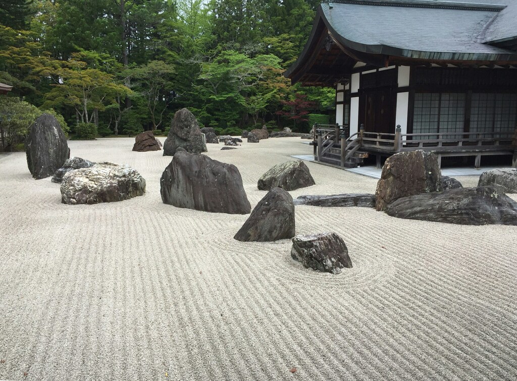 Un jardín zen que ilustra las filosofías orientales.