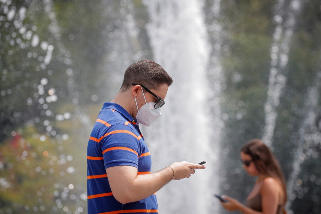 A man wears a mask, as cases of the infectious Delta variant of coronavirus disease (COVID-19) continue to rise, in Washington Square Park in New York City, U.S., July 22, 2021. REUTERS/Brendan McDermid - RC2UPO91JEVA