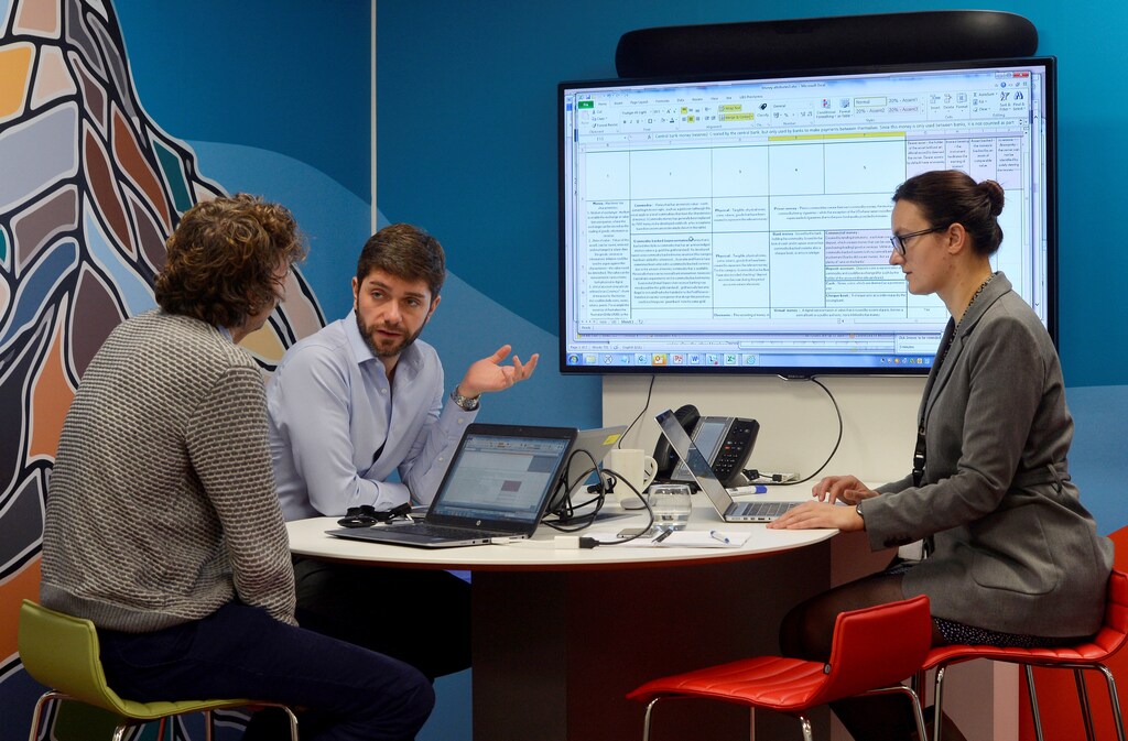 UBS employees work in the UBS "fintech lab" at Canary Wharf in London, Britain, October 19, 2016. REUTERS/Hannah McKay - RTX2PJIP