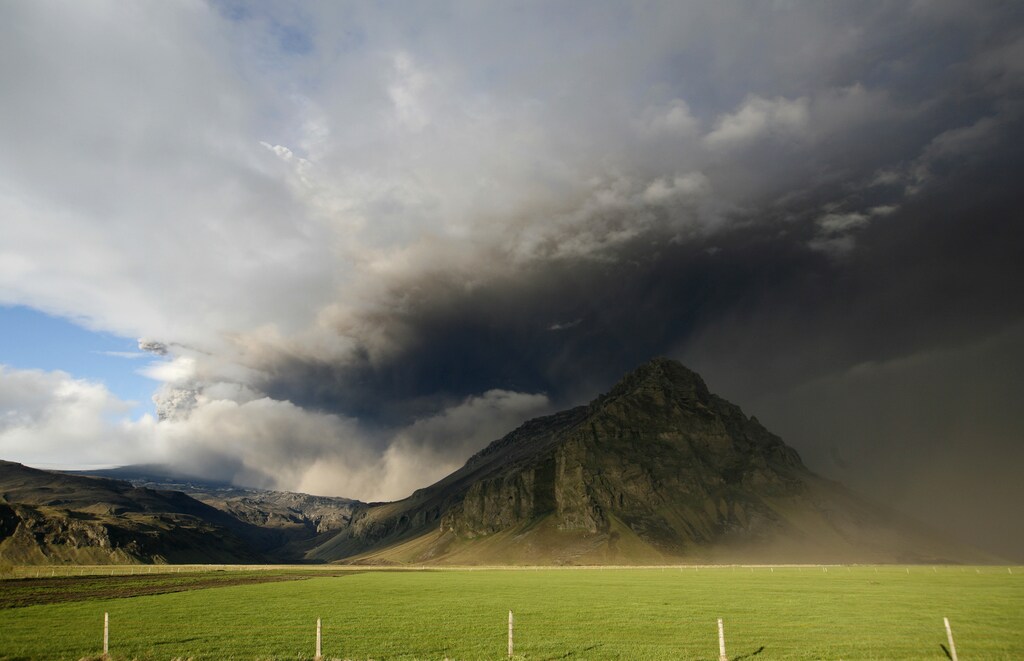 Ash plumes rise from Iceland's Eyjafjallajokull volcano May 13, 2010. Europe has been dogged for weeks by repeated shutdowns of air traffic since an erupting volcano under the Eyjafjallajokull glacier in Iceland started spewing ash in April. REUTERS/Ingolfur Juliusson (ICELAND - Tags: DISASTER ENVIRONMENT IMAGES OF THE DAY) - GM1E65E0GVV01