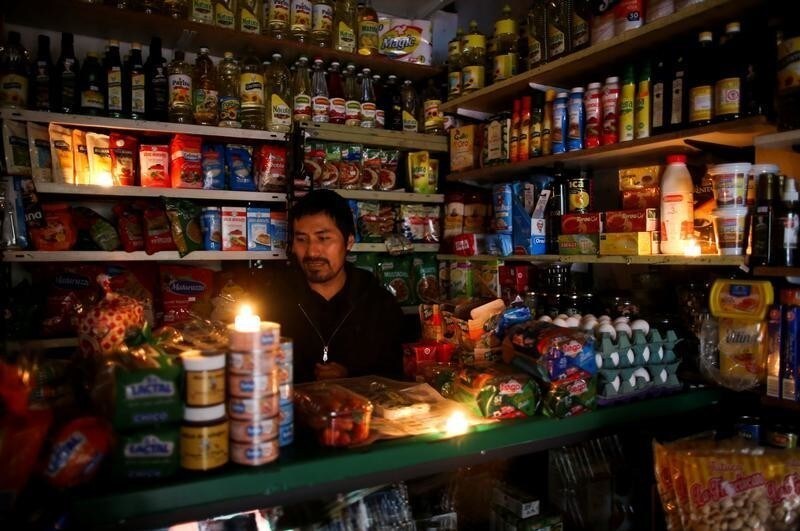 A vendor waits for customers during a national blackout, in Buenos Aires, Argentina June 16, 2019. REUTERS/Agustin Marcarian - RC1209266090