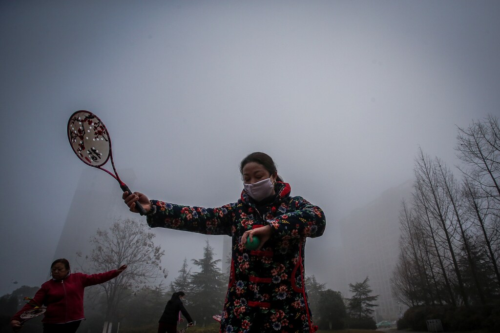 People exercise among heavy smog in Hefei, Anhui province, China, January 3, 2017. REUTERS/Stringer ATTENTION EDITORS - THIS PICTURE WAS PROVIDED BY A THIRD PARTY. EDITORIAL USE ONLY. CHINA OUT. NO COMMERCIAL OR EDITORIAL SALES IN CHINA. TPX IMAGES OF THE DAY - RC12A4ADC670