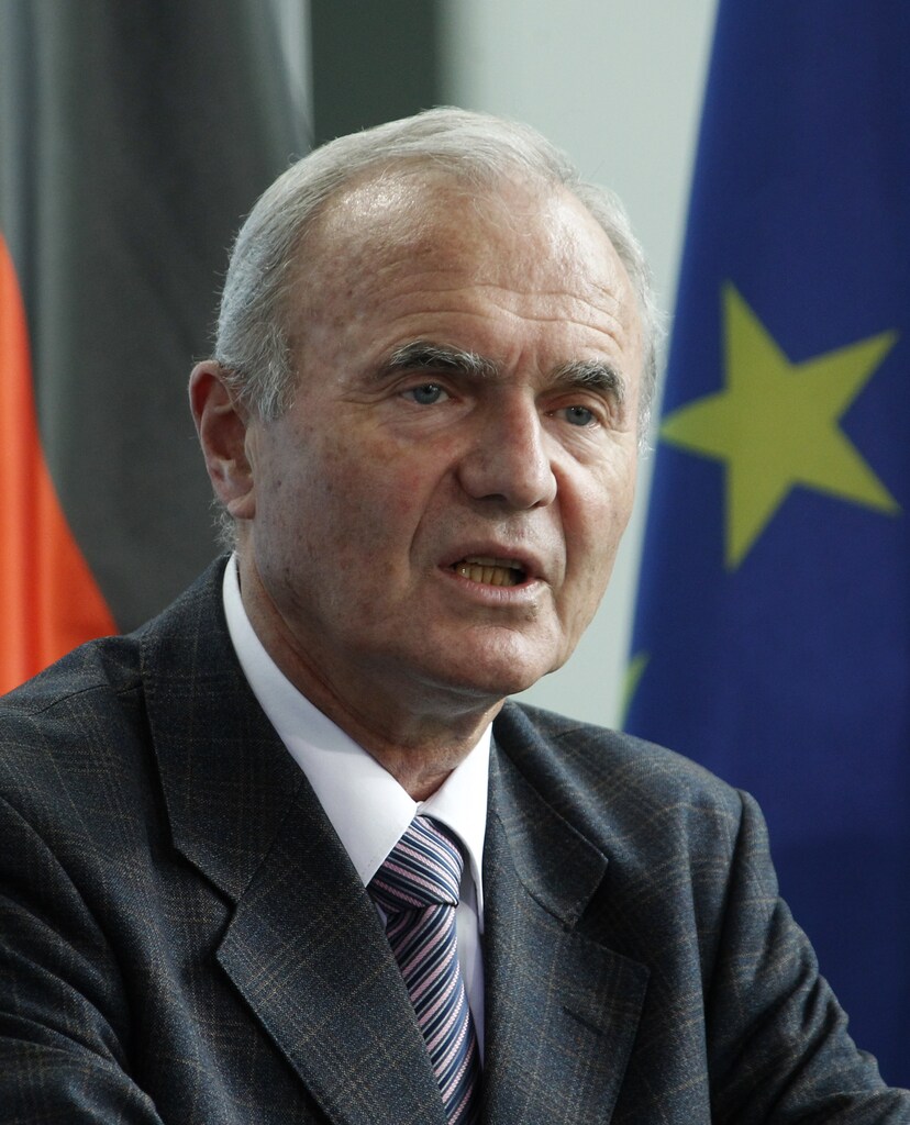 German economist Otmar Issing speaks during a news conference after talks with Chancellor Angela Merkel (not pictured) and financial experts on a new finance architecture at the Chancellery in Berlin, June 21, 2010. REUTERS/Thomas Peter (GERMANY - Tags: POLITICS BUSINESS) - RTR2FHWM