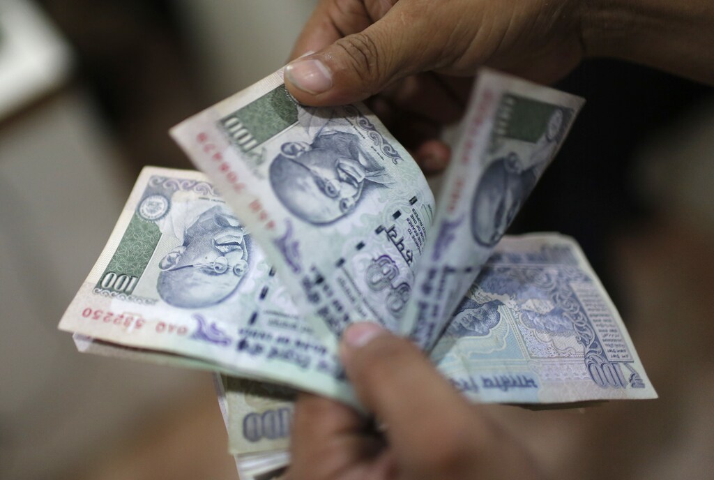 An employee counts Indian rupee currency notes inside a private money exchange office in New Delhi July 5, 2013. India's central bank was seen selling dollars via state-run banks on Friday as the rupee approached its record low of 60.76 seen on June 26, four dealers said. REUTERS/Adnan Abidi (INDIA - Tags: BUSINESS) - RTX11DCR
