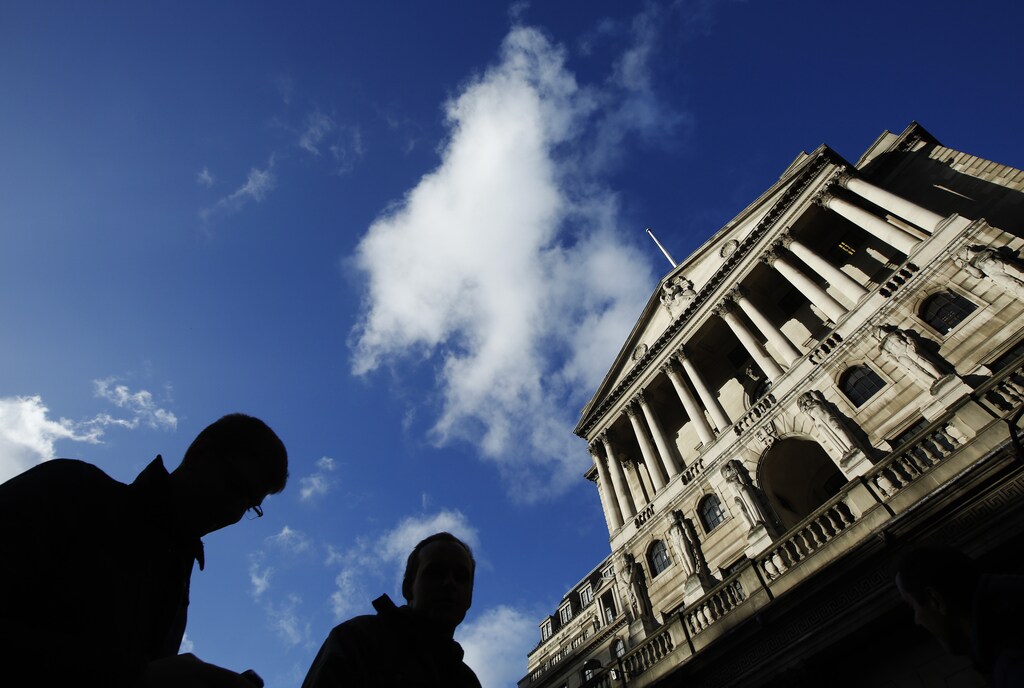 People pass the Bank of England in the City of London January 16, 2014. Bank of England representatives discussed the process of setting foreign exchange benchmarks with senior currency dealers at major investment banks in April 2012, more than a year before regulators launched official probes into alleged rate manipulation, according to a Freedom of Information Request made by Reuters. REUTERS/Luke MacGregor (BRITAIN - Tags: BUSINESS) - LM1EA1G167R01